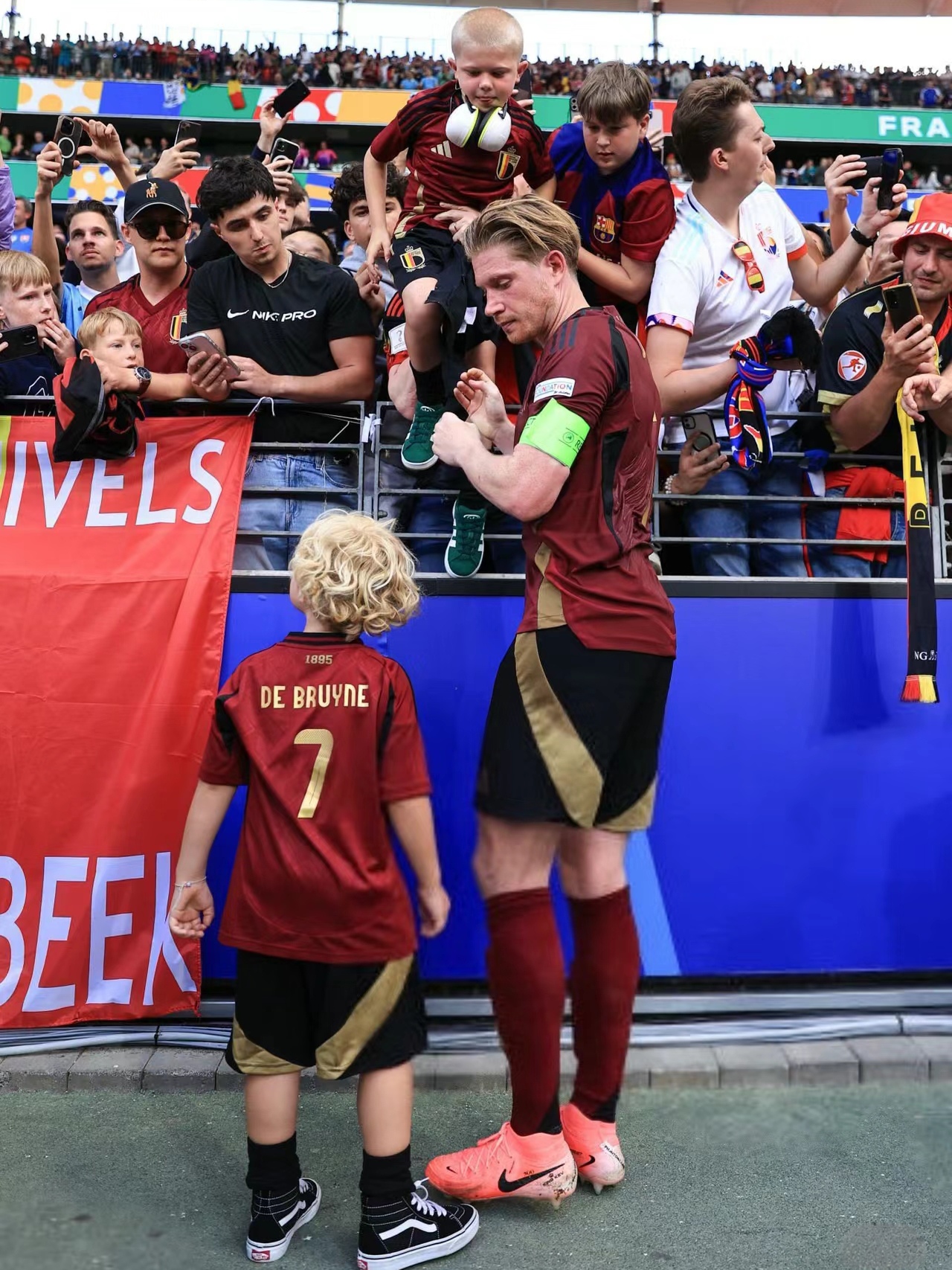 马赛训练开放日，冲刺阶段豪取连胜引欢呼，欧超杯在即，资深球员宣示担当的简单介绍